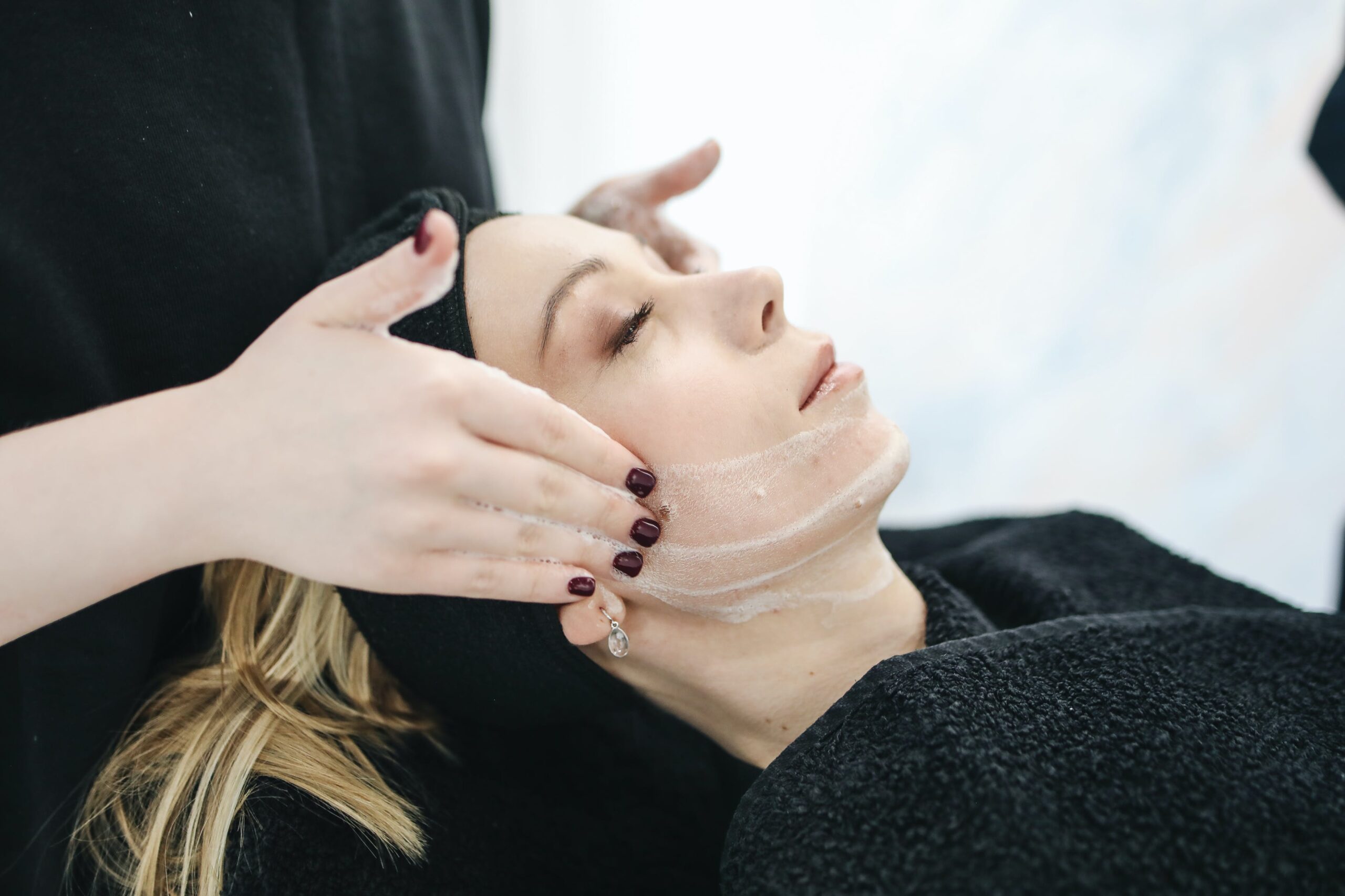 5 tecken på att du behöver lägga till ansiktsbehandlingar till din hudvårdsrutin
